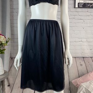 Vanity Fair Black Slip Size: Medium